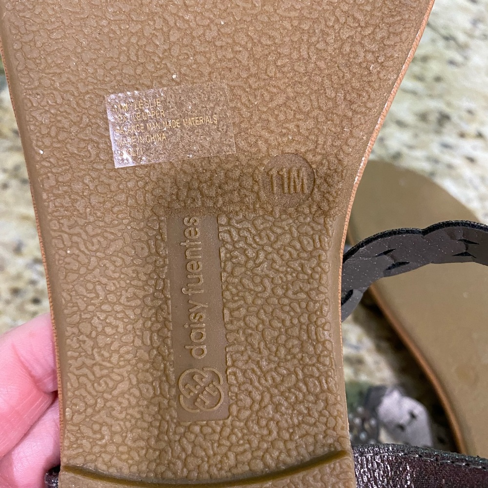 NWOB daisy fuentes Leather Pewter T Strap Sandals With Rhinestones 11 - Picture 5 of 5